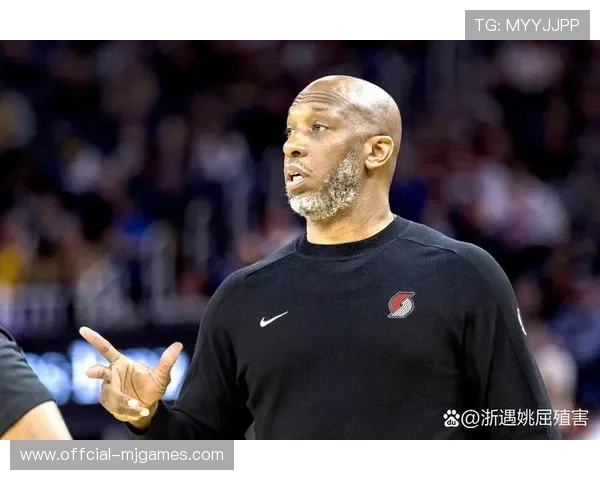 暂停期间比卢普斯指导杨瀚森，克林根场边表情引热议